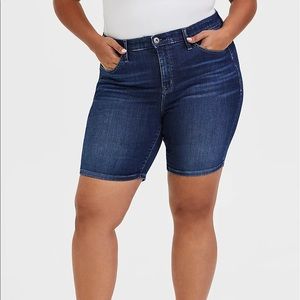 Torrid Sky High Bermuda Blue Jean Shorts Size 18
